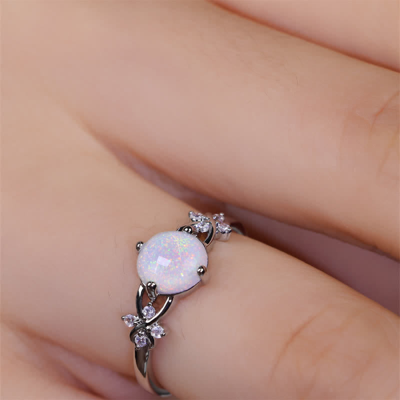 Anillo de trébol de cuatro hojas con circonita blanca y ópalo de Olivenorma