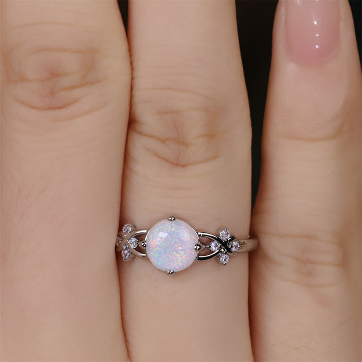 Anillo de trébol de cuatro hojas con circonita blanca y ópalo de Olivenorma