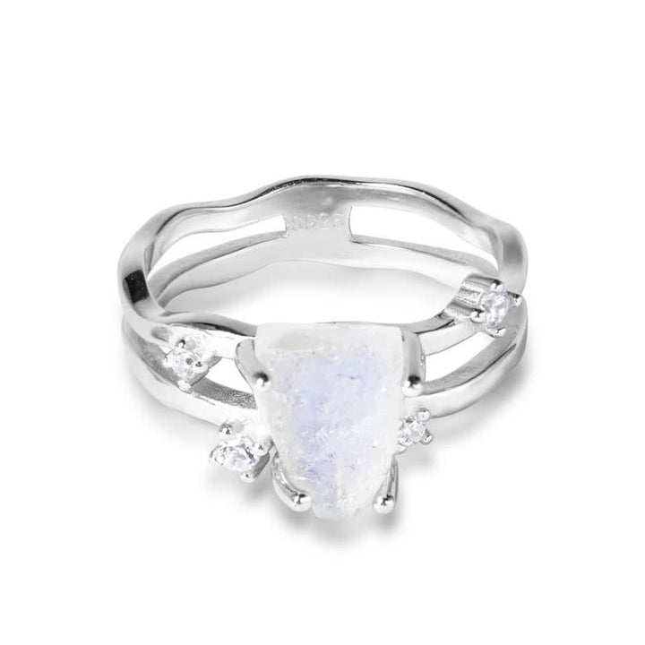 Anillo de plata con piedra lunar triangular irregular con corte Olivenorma