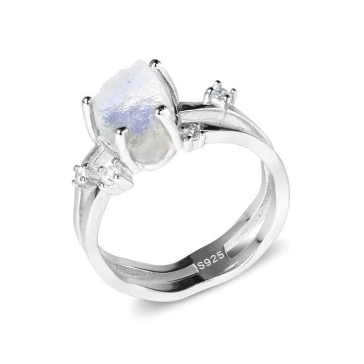 Anillo de plata con piedra lunar triangular irregular con corte Olivenorma