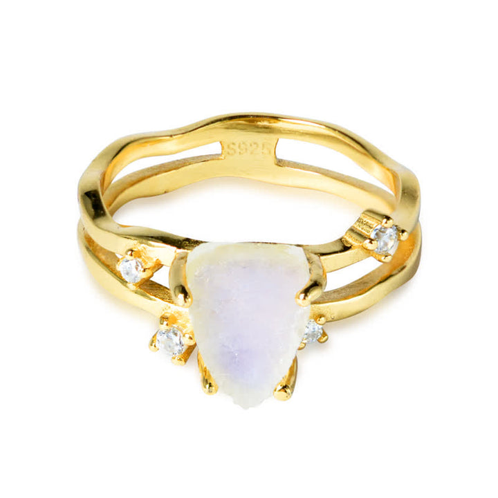 Anillo de plata con piedra lunar triangular irregular con corte Olivenorma