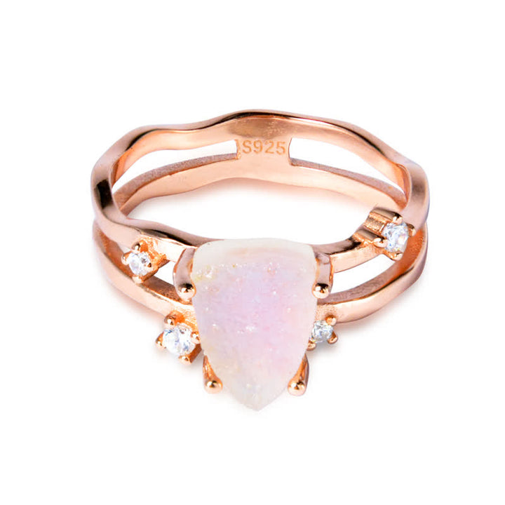 Anillo de plata con piedra lunar triangular irregular con corte Olivenorma