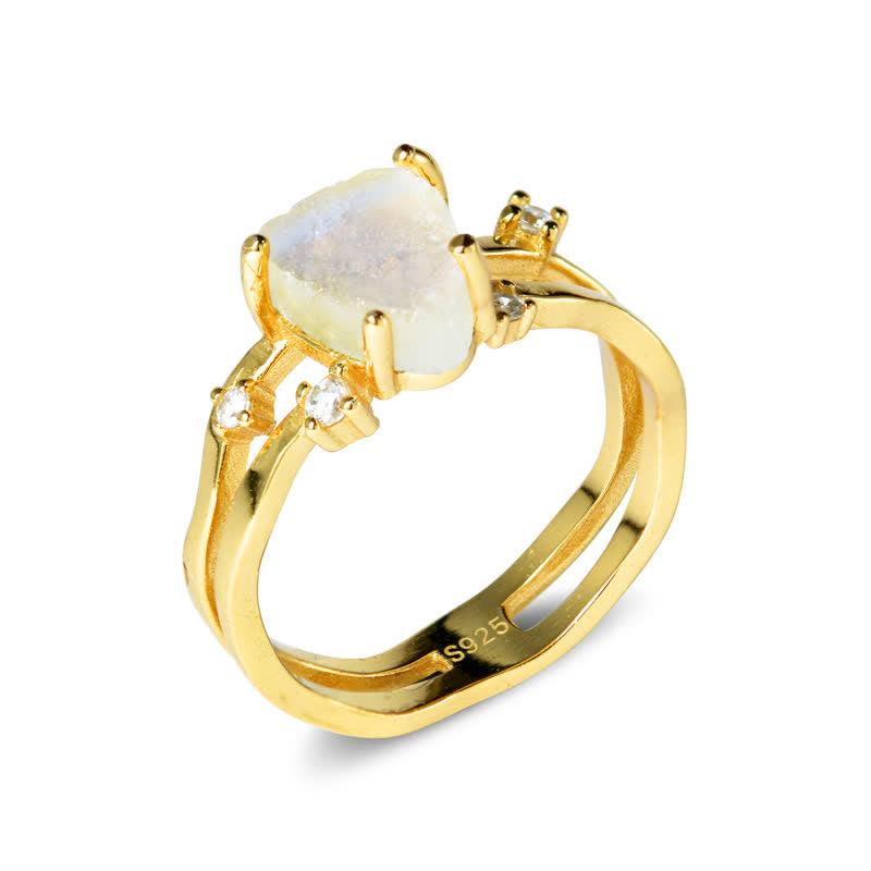 Anillo de plata con piedra lunar triangular irregular con corte Olivenorma