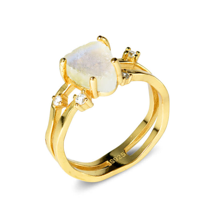 Anillo de plata con piedra lunar triangular irregular con corte Olivenorma