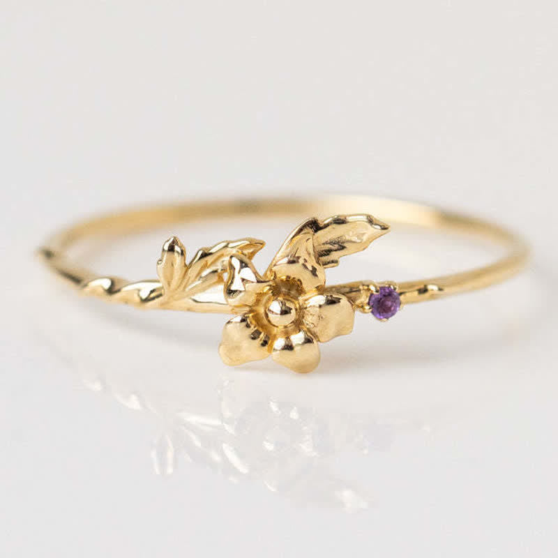 Anillo de oro con flor de nacimiento y delicado diseño de Olivenorma