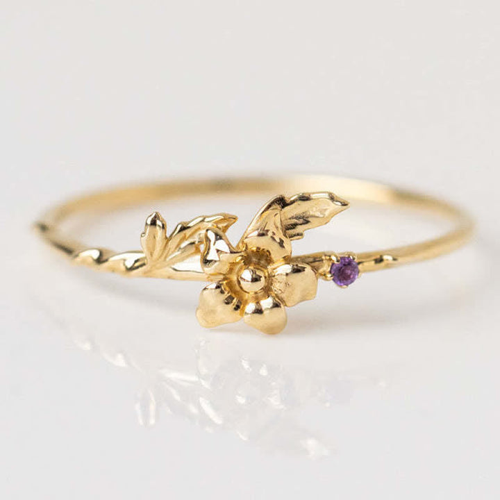 Anillo de oro con flor de nacimiento y delicado diseño de Olivenorma