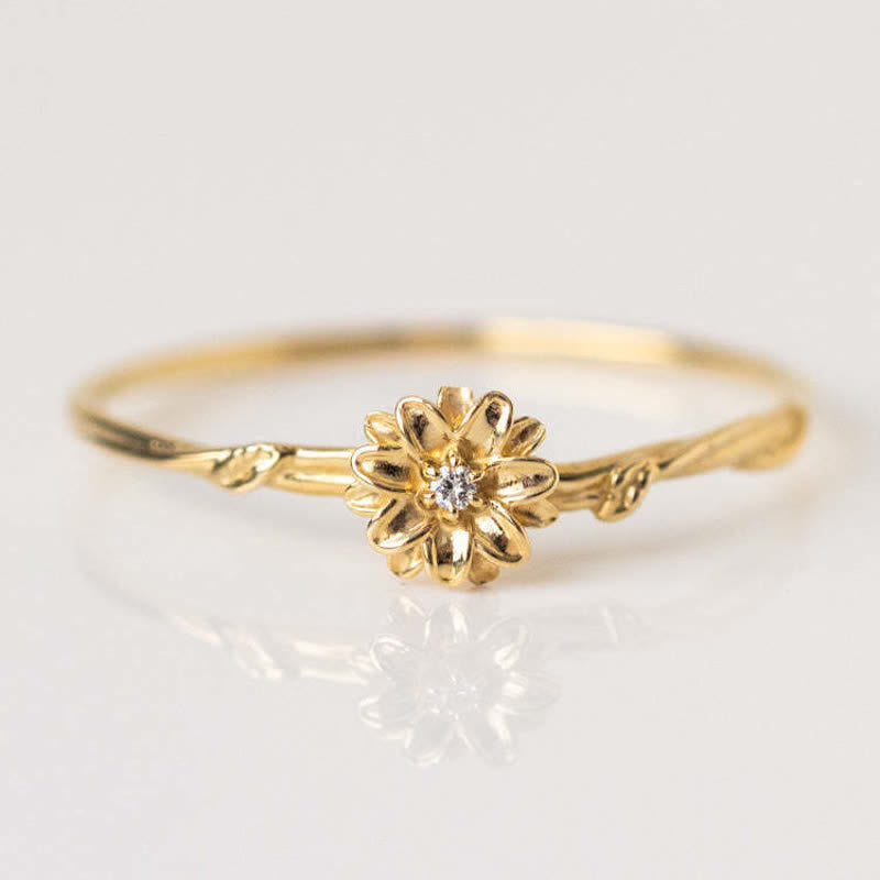 Anillo de oro con flor de nacimiento y delicado diseño de Olivenorma