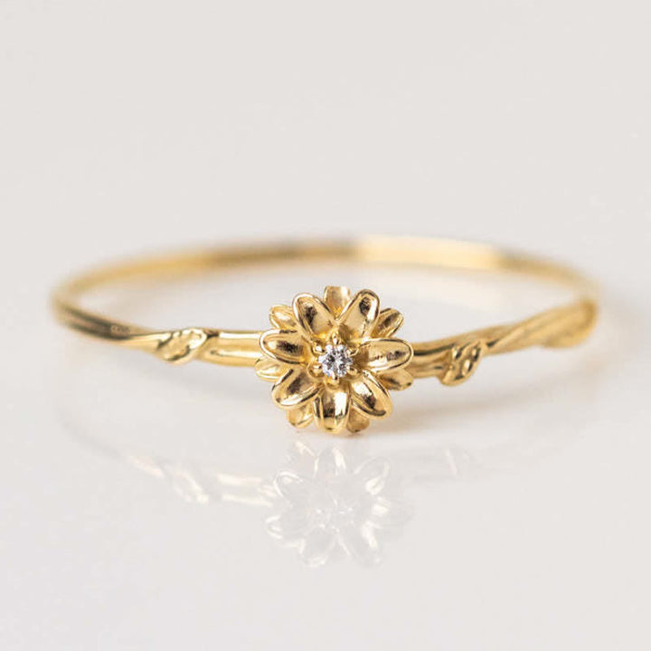 Anillo de oro con flor de nacimiento y delicado diseño de Olivenorma