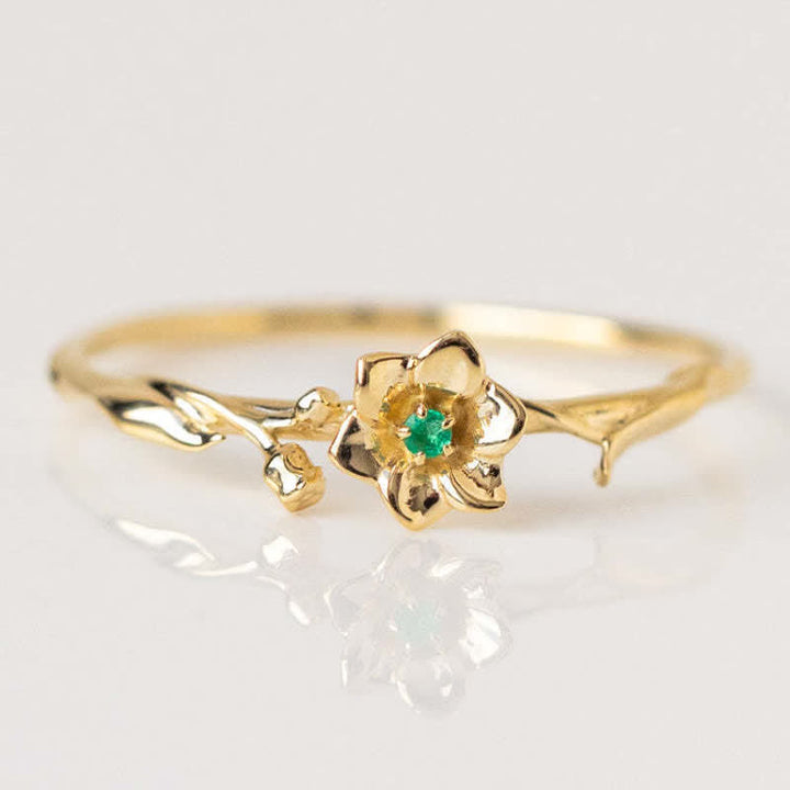 Anillo de oro con flor de nacimiento y delicado diseño de Olivenorma