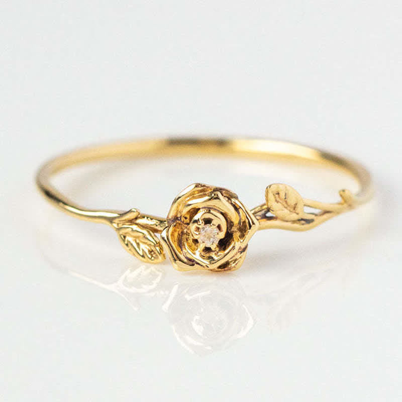 Anillo de oro con flor de nacimiento y delicado diseño de Olivenorma