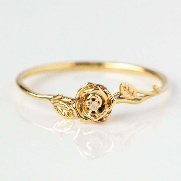 Anillo de oro con flor de nacimiento y delicado diseño de Olivenorma