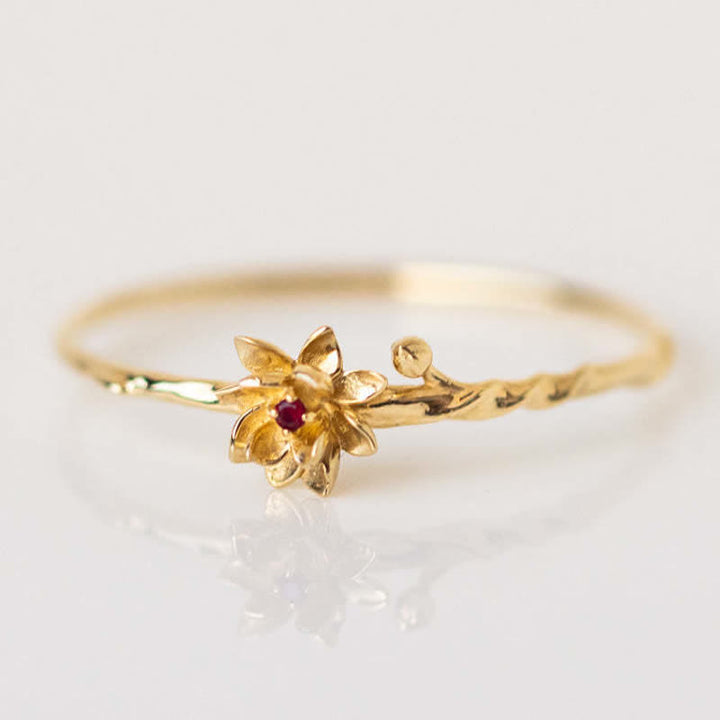 Anillo de oro con flor de nacimiento y delicado diseño de Olivenorma