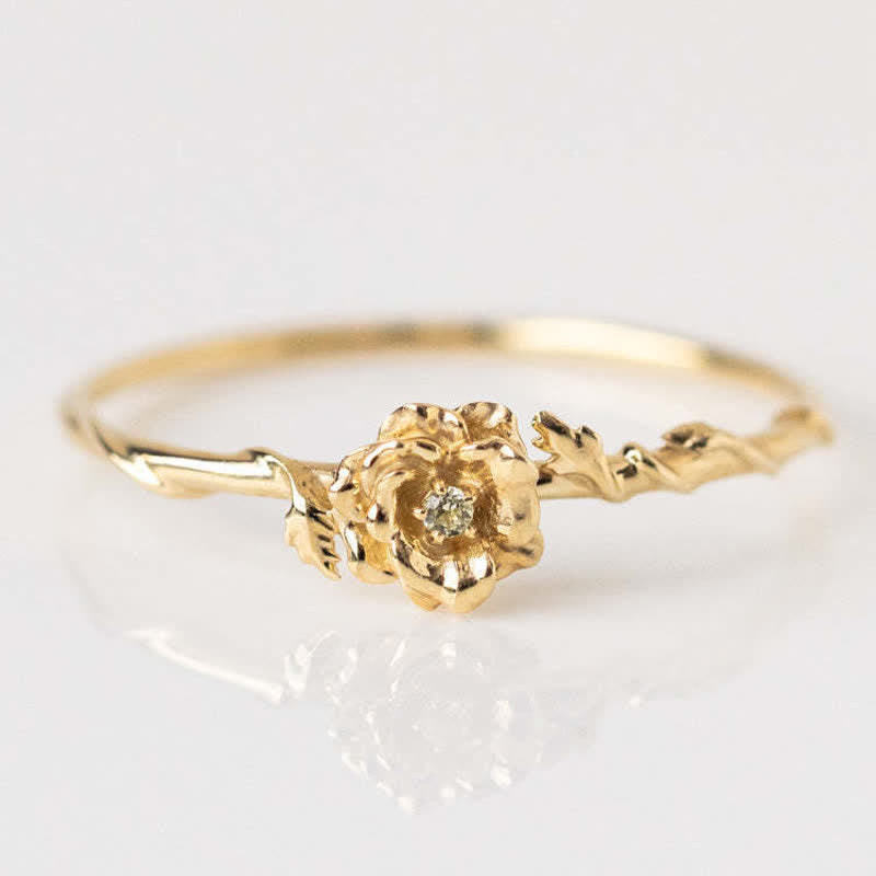 Anillo de oro con flor de nacimiento y delicado diseño de Olivenorma