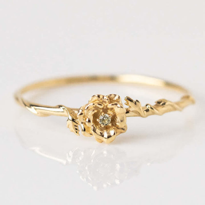 Anillo de oro con flor de nacimiento y delicado diseño de Olivenorma