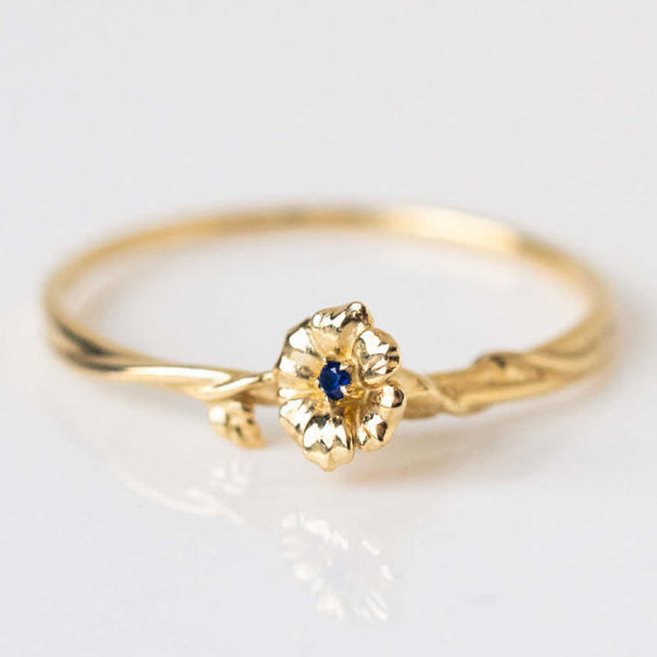 Anillo de oro con flor de nacimiento y delicado diseño de Olivenorma