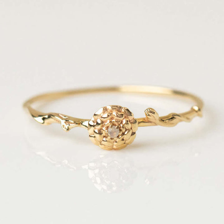 Anillo de oro con flor de nacimiento y delicado diseño de Olivenorma