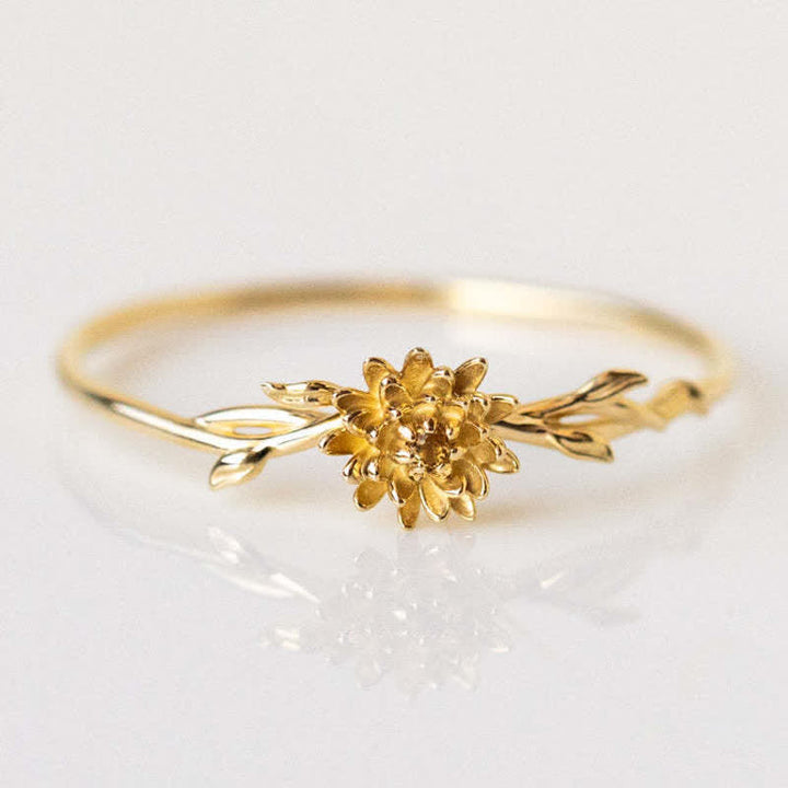 Anillo de oro con flor de nacimiento y delicado diseño de Olivenorma