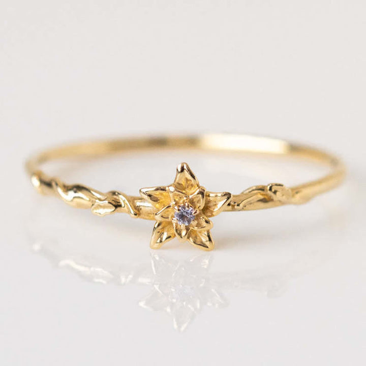 Anillo de oro con flor de nacimiento y delicado diseño de Olivenorma