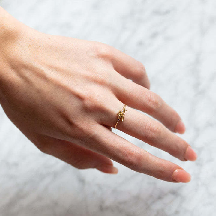 Anillo de oro con flor de nacimiento y delicado diseño de Olivenorma