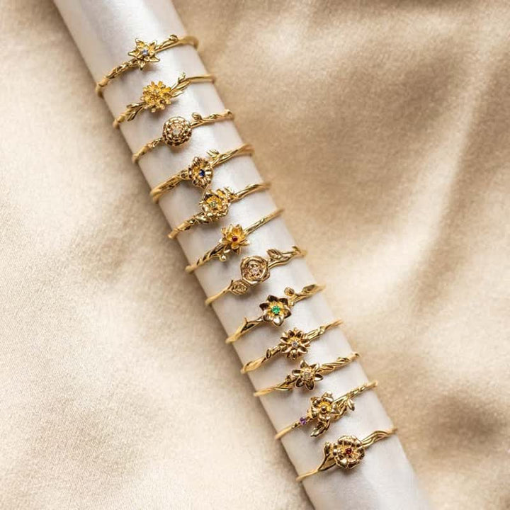 Anillo de oro con flor de nacimiento y delicado diseño de Olivenorma