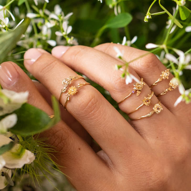 Anillo de oro con flor de nacimiento y delicado diseño de Olivenorma