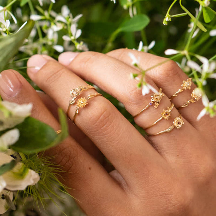 Anillo de oro con flor de nacimiento y delicado diseño de Olivenorma
