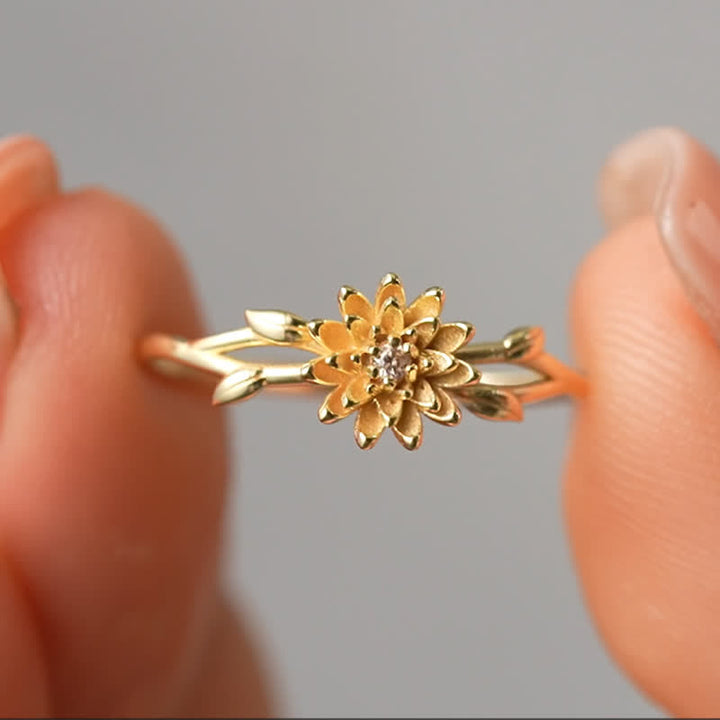 Anillo de oro con flor de nacimiento y delicado diseño de Olivenorma