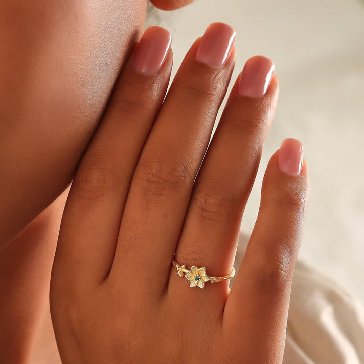 Anillo de oro con flor de nacimiento y delicado diseño de Olivenorma