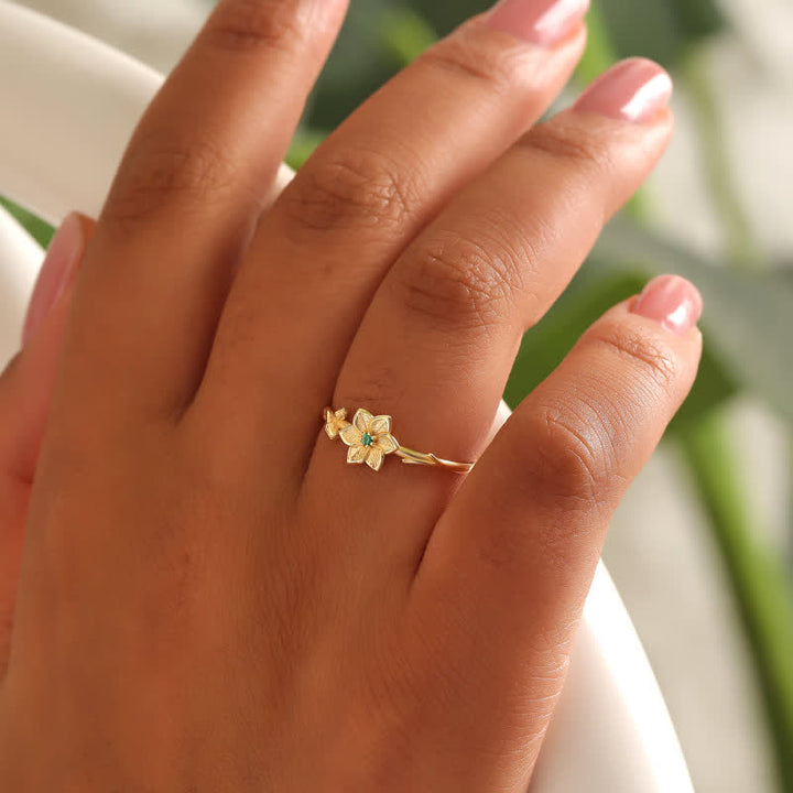 Anillo de oro con flor de nacimiento y delicado diseño de Olivenorma