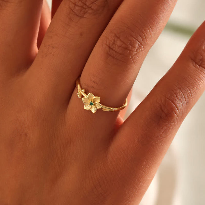 Anillo de oro con flor de nacimiento y delicado diseño de Olivenorma