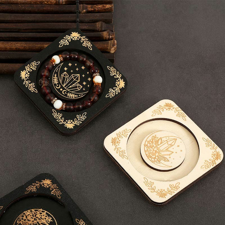 Expositor de pulseras de madera con luna grabada de Olivenorma