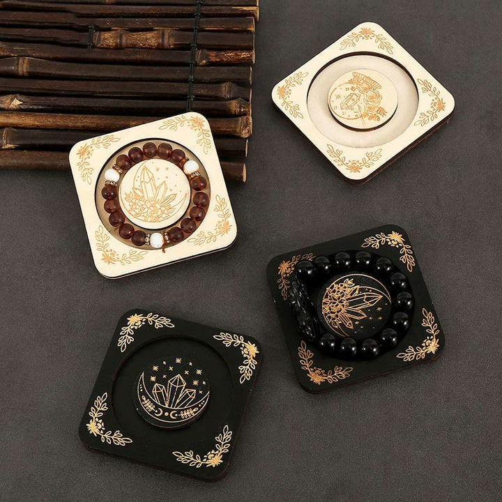 Expositor de pulseras de madera con luna grabada de Olivenorma