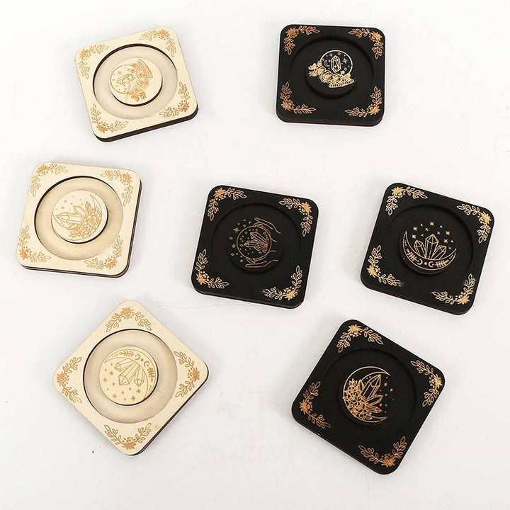 Expositor de pulseras de madera con luna grabada de Olivenorma