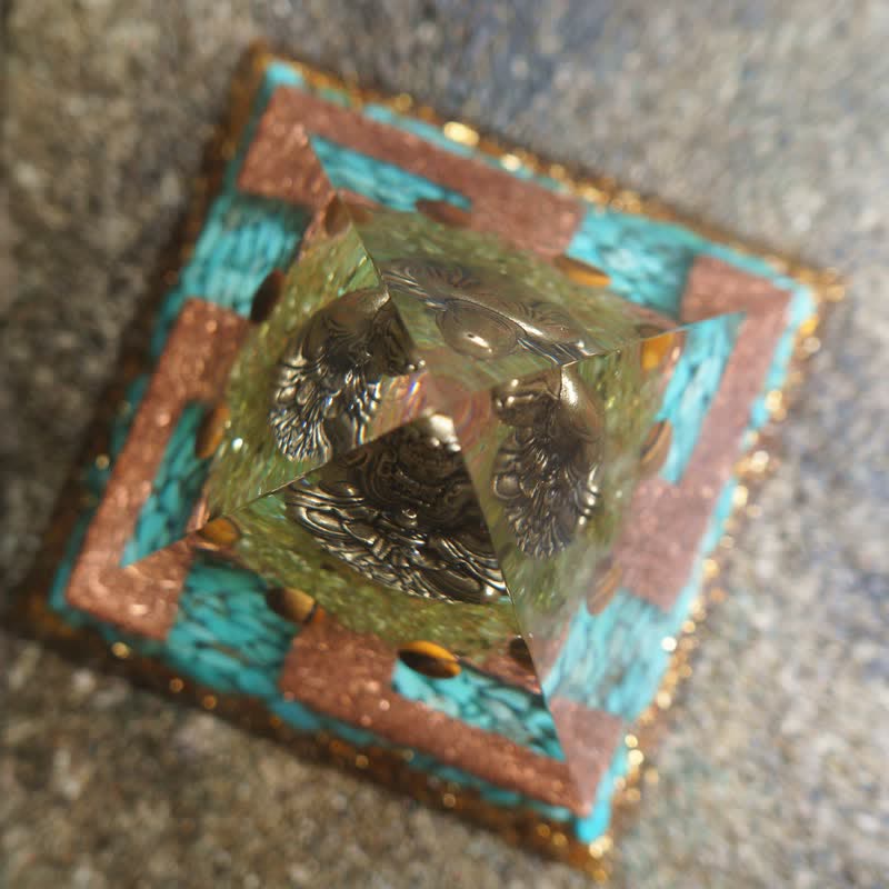 Pirámide de orgón de Buda con peridoto turquesa y ojo de tigre de Olivenorma