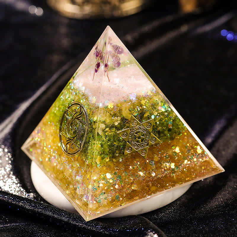 Pirámide de orgón de amatista, peridoto y citrino "Bendiciones" de Olivenorma