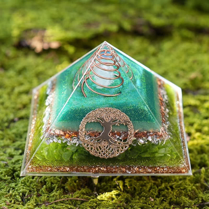 Pirámide de orgón de peridoto de cristal transparente "Árbol de la vida" de Olivenorma
