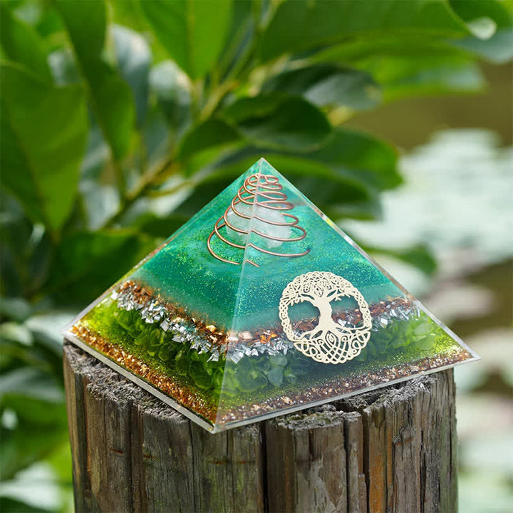 Pirámide de orgón de peridoto de cristal transparente "Árbol de la vida" de Olivenorma