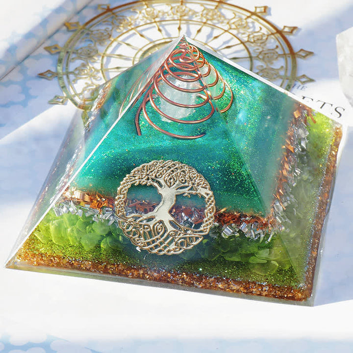 Pirámide de orgón de peridoto de cristal transparente "Árbol de la vida" de Olivenorma