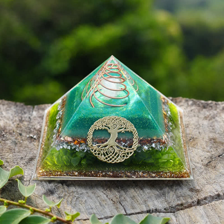 Pirámide de orgón de peridoto de cristal transparente "Árbol de la vida" de Olivenorma