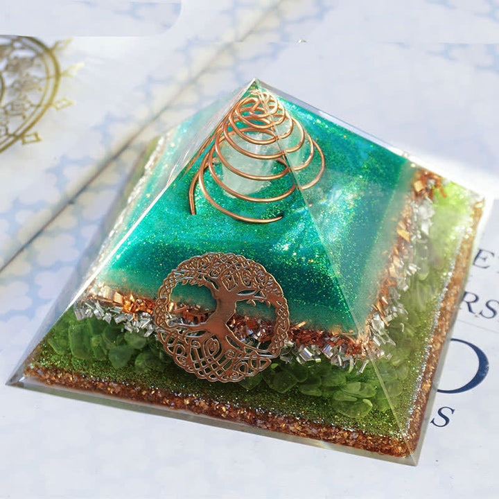 Pirámide de orgón de peridoto de cristal transparente "Árbol de la vida" de Olivenorma