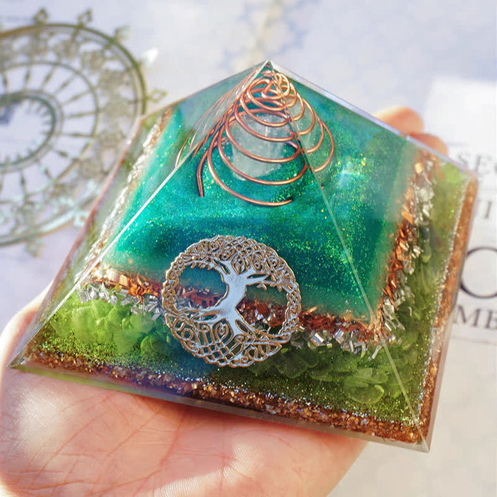 Pirámide de orgón de peridoto de cristal transparente "Árbol de la vida" de Olivenorma
