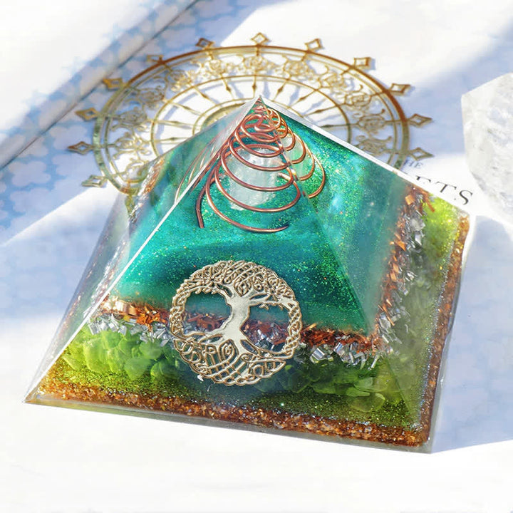 Pirámide de orgón de peridoto de cristal transparente "Árbol de la vida" de Olivenorma