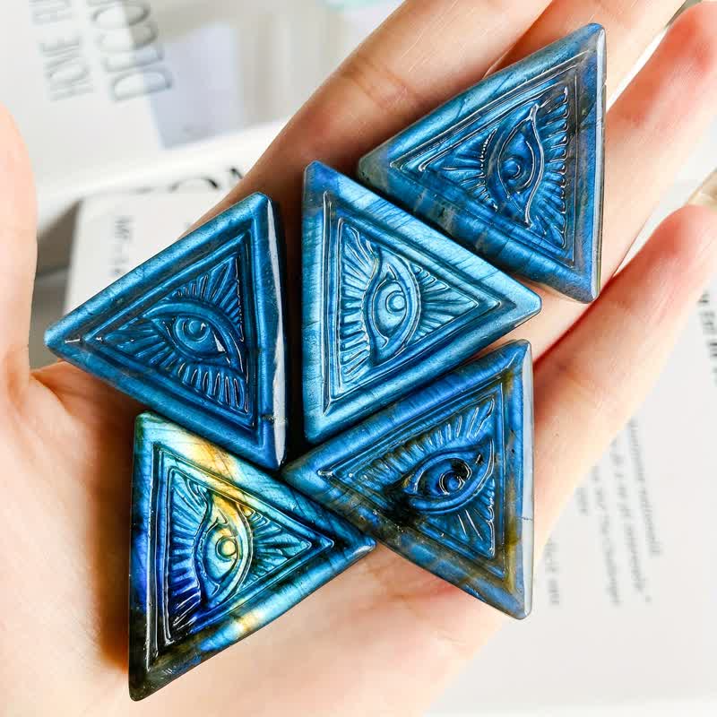 Adorno triangular de mal de ojo tallado con labradorita natural de Olivenorma