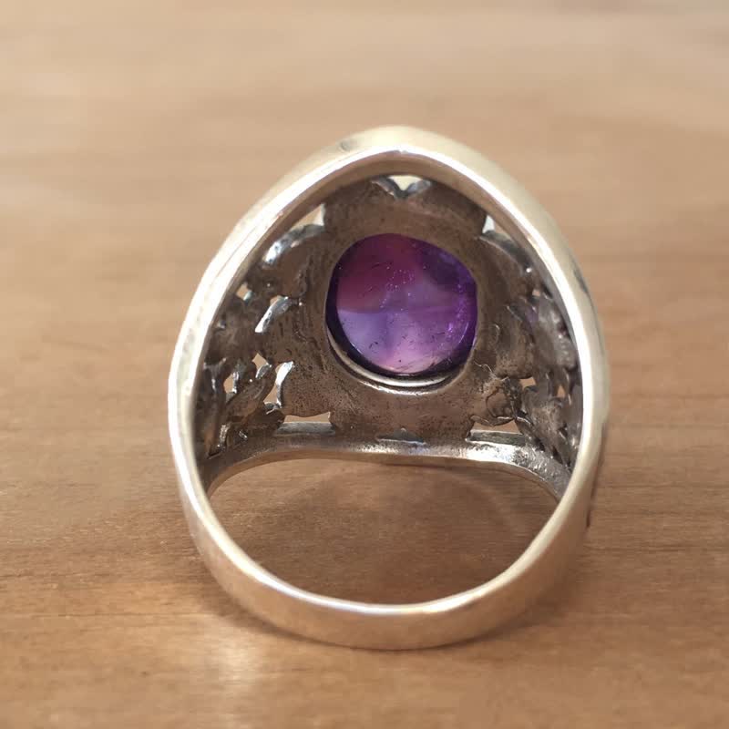 Anillo de flor hueca tallada con amatista ovalada natural de Olivenorma