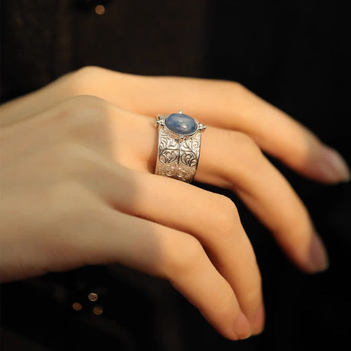 Anillo ancho con flor tallada en aventurina azul ovalada de Olivenorma