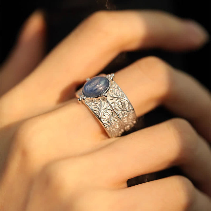 Anillo ancho con flor tallada en aventurina azul ovalada de Olivenorma
