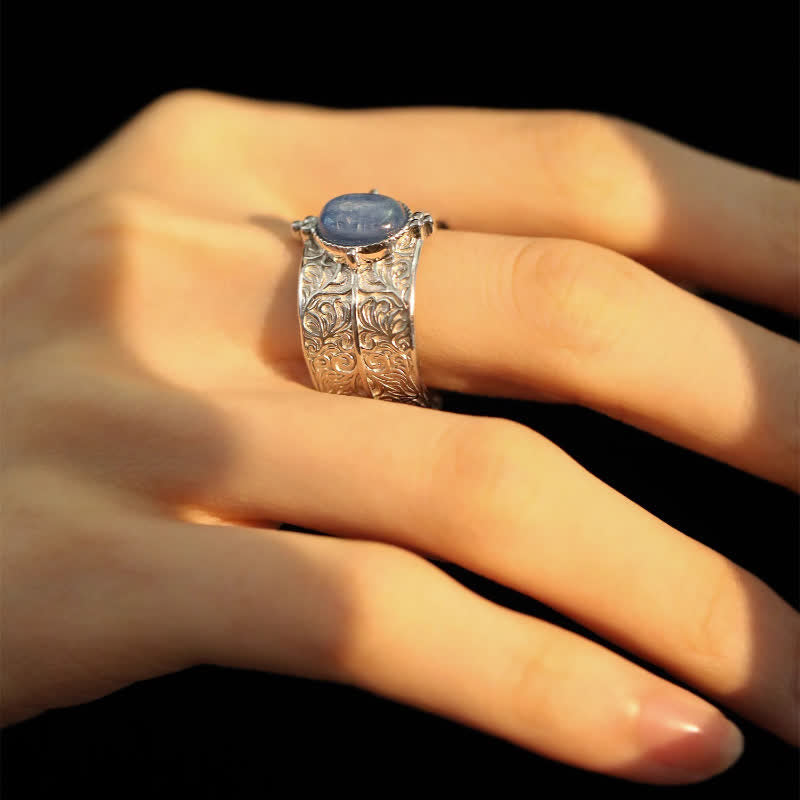 Anillo ancho con flor tallada en aventurina azul ovalada de Olivenorma