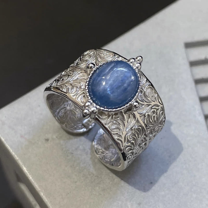 Anillo ancho con flor tallada en aventurina azul ovalada de Olivenorma