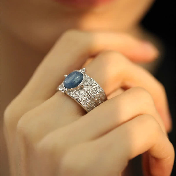 Anillo ancho con flor tallada en aventurina azul ovalada de Olivenorma