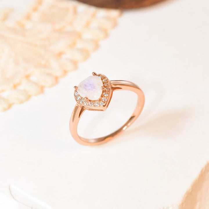 Anillo de corazón facetado con piedra lunar natural de Olivenorma